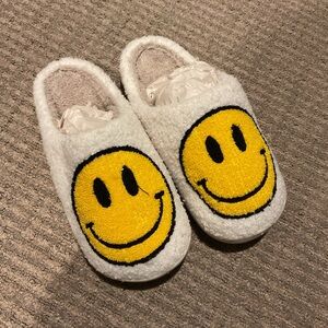 Smiley face Cozy soft slip on Slippers non slip indoor outdoor new size 7(39-40)